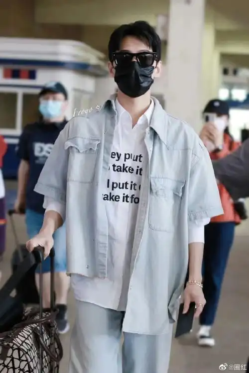 杨洋白衬衫牛仔套装机场造型##杨洋