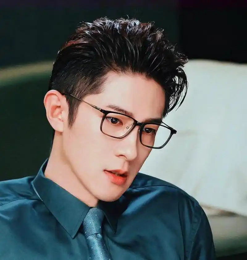 季肖冰一组帅气治愈系壁纸图,网友:青春与成熟的碰撞,太迷人[流泪]