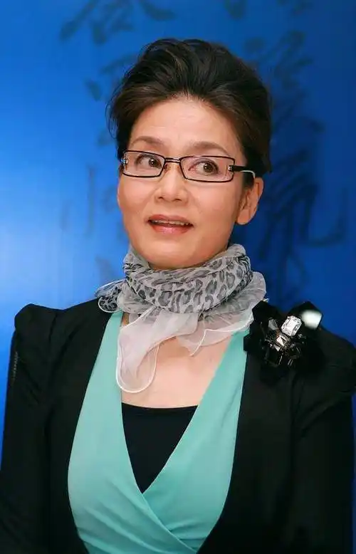 原创66岁潘虹老了也优雅穿修身西装藏不住好身材骨子里透着精致