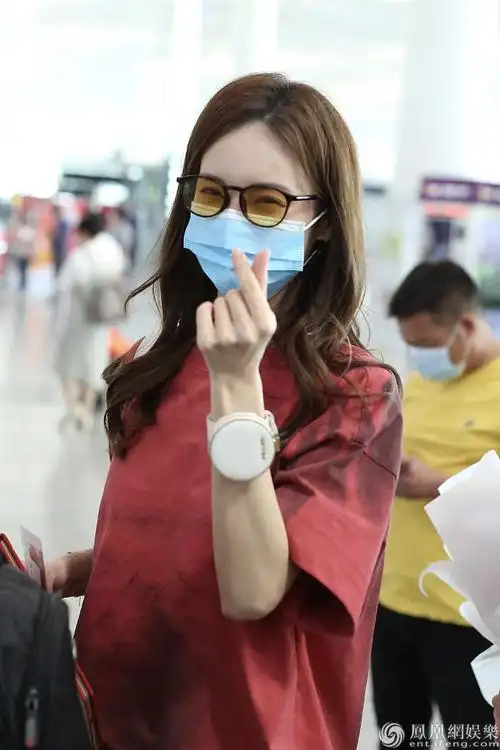 "浪姐"金晨对镜比心超有爱 获粉丝送花和证书笑翻天