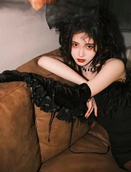 鞠婧祎:万圣节"黑天鹅"造型惊艳到我,穿黑色连短裙 精致妆容插图1