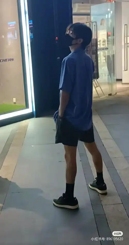 易烊千玺压腿旧照