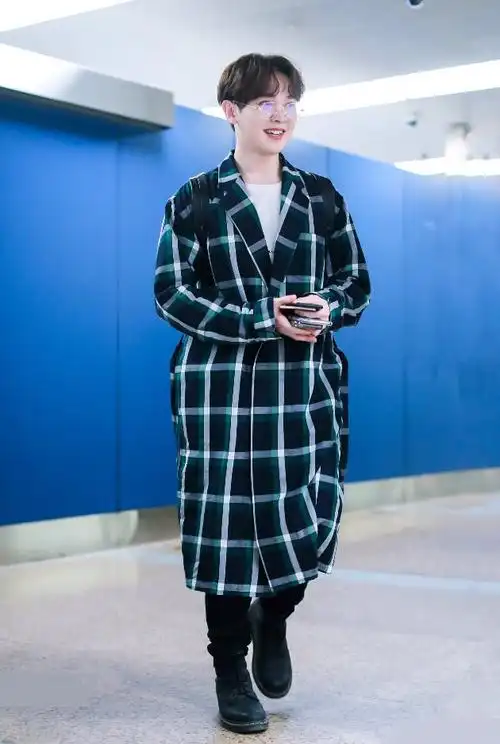 男生千万别挑到这种外套,你看尤长靖穿成柯基腿,网友:给跪了!