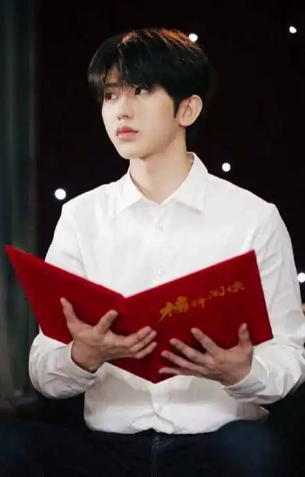 蔡徐坤的"百变"白衬衫