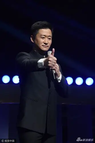 组图:吴京穿黑色中山装英气挺拔 斯琴高娃诗朗诵打动人心_高清图集