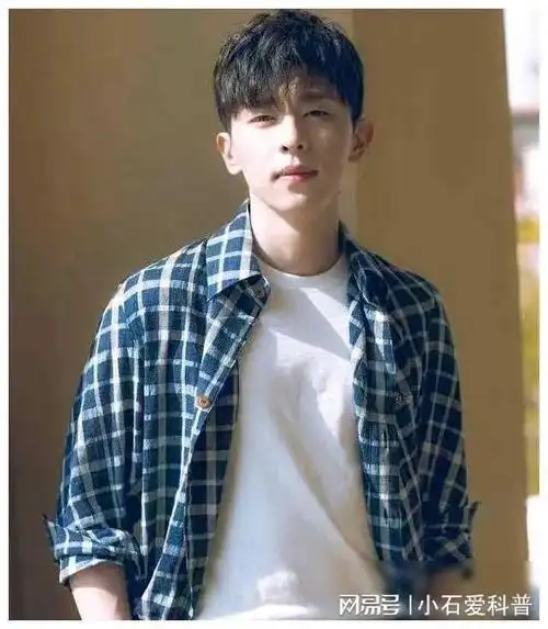 邓伦超级超级阳光帅气迷人十足的,为人随和善良的男人!