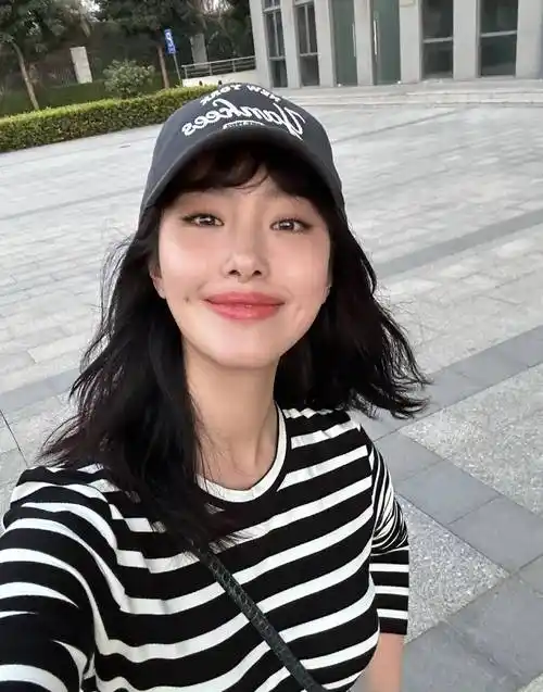 杨采钰晒齐刘海造型,法式女郎条纹针织搭黑裤子,绿色抢镜了!