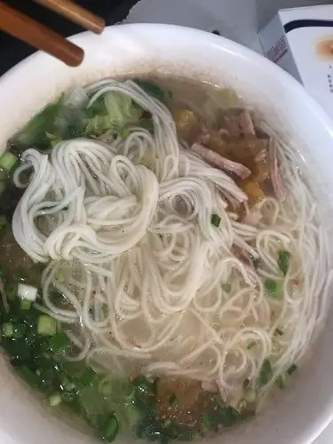 爸爸点的是清汤饵丝!我怎么感觉像是粉丝汤呢?