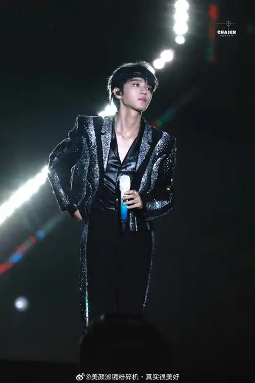 王俊凯牛仔套装机场路透#期待凯皇出关征战巴黎时装周182的身高应该