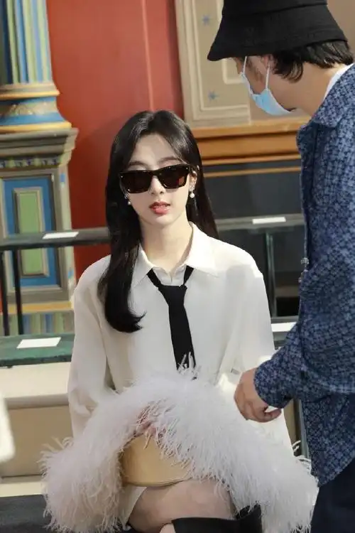 杨紫羽毛袖白衬衫造型##杨紫巴黎时装周