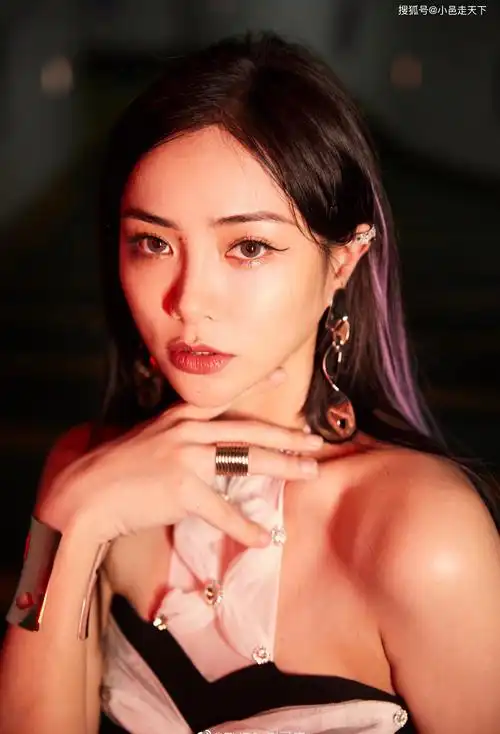 谢可寅蝴蝶结香肩性感写真