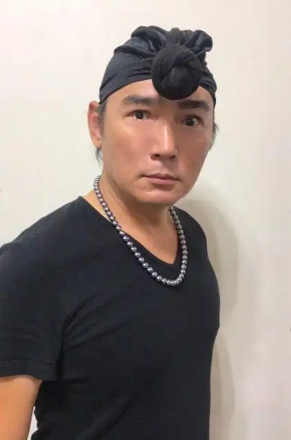 53岁焦恩俊现状,身材发福胡须斑白,变化太大认不出来了_照片