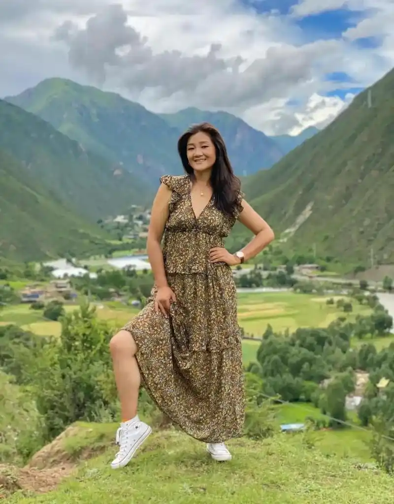 百家号星火计划# 歌手降央卓玛素颜自拍,一身紧身休闲服看起来如少般