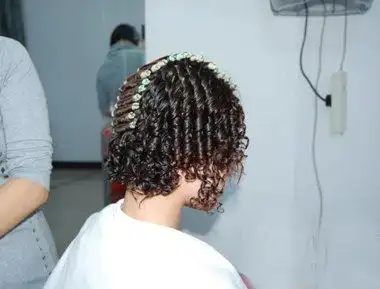 这款中短发做成螺丝烫,有着一个个小卷的螺旋设计,这种满烫发很适合