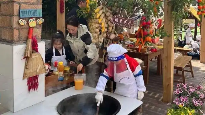 炒菜烙馍包饺子年龄六岁厨龄三年这所幼儿园的孩子们火了