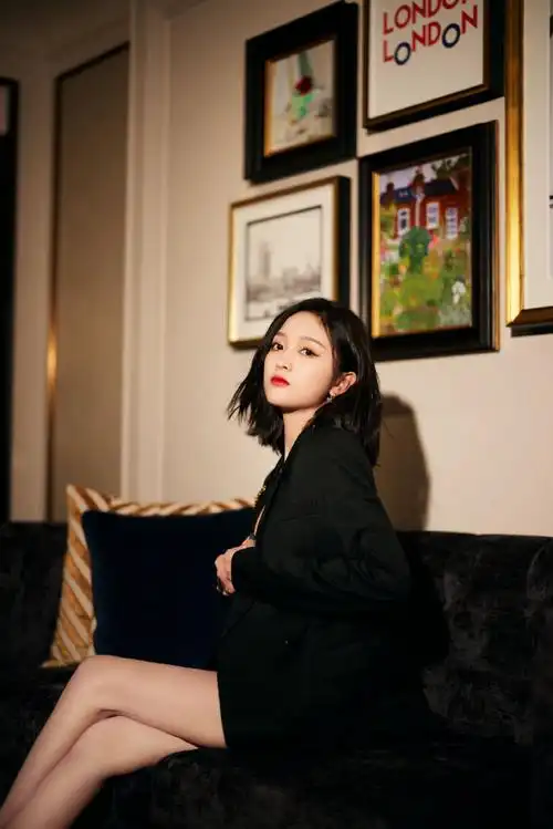 吴宣仪 一字带高跟凉鞋美jio丫 大长腿 [爱#街拍##摄影##美女#女明星