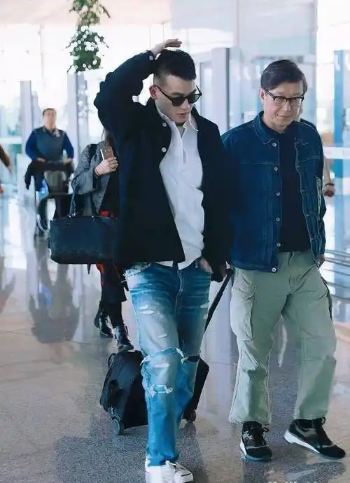 欧豪活力现身演绎痞帅青年,单手插兜大步前行酷似大佬_牛仔_感觉_瞬间