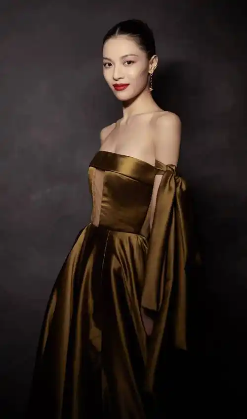 长腿,细腰,高级脸的钟楚曦,吸引陈伟霆,胡一天的远不止是时尚_程心_郑