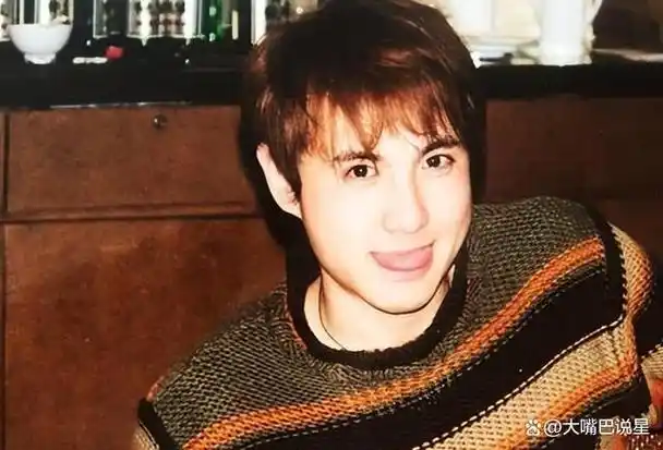 18岁岳云鹏忍了,18岁沈腾也忍了,看到18有头发的徐峥真忍不了