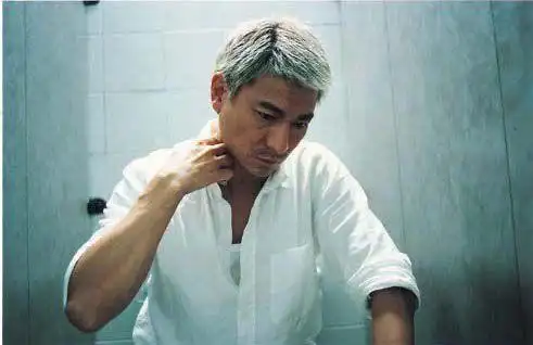 刘德华骑大象   在电影《门徒》中刘德华饰演昆哥表面是一个电器行业