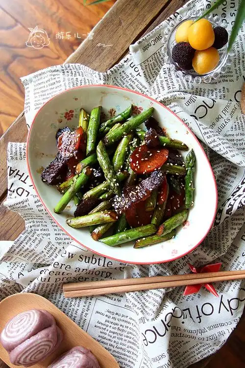 都吃过了,这次搭配腊肉试试,锅里不放油,先炒腊肉,逼出来的油足够炒菜