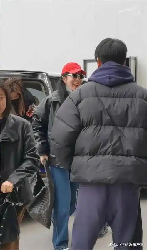 戴着一顶红色的鸭舌帽,看起来很随意,和队友一起吃饭的时候,但身高和