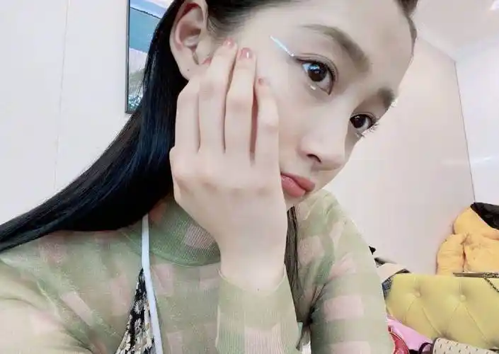 原创关晓彤转型做吃播吃相太难看工作室束手无措打码生吃香菜太硬核