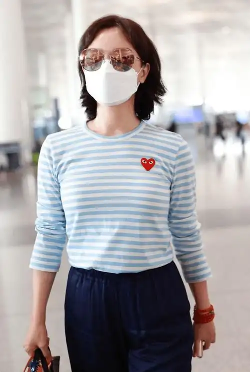 陈数跟普通大妈一样不敢直接素颜就穿条纹衫帆布鞋掩饰年龄