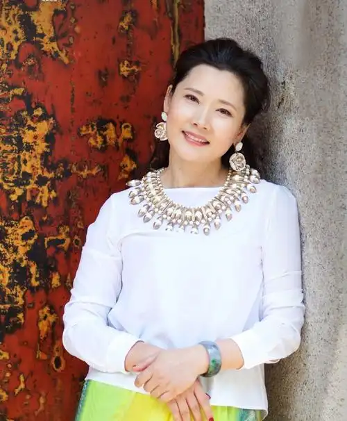 何赛飞:父亲为她终生未娶,丈夫为她不要孩子,为爱高龄产子|何赛飞