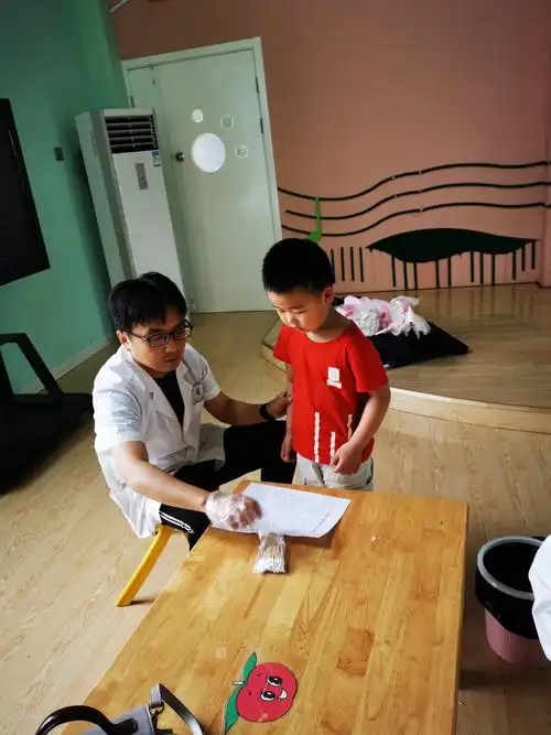 妇幼保健院对我们聪聪幼儿园每一位孩子进行了体检