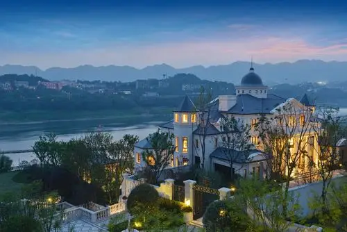 中轴水景借鉴了法国骑士国王弗朗索瓦大帝的宫殿水景.