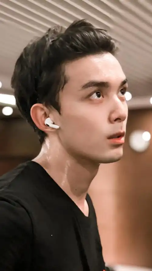 吴磊健身侧颜照