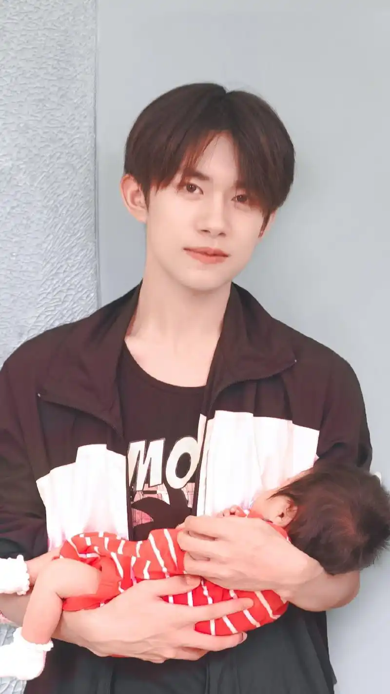 抱娃的易烊千玺帅照持续输出中,玺子哥就是温柔本身吧