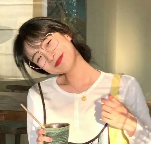 求这种笑的灿烂的女生头像