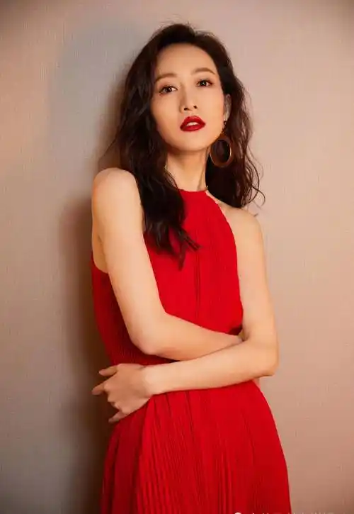 原创王鸥红色长裙尽显万种时尚一抹红唇大秀时尚38岁气质十足