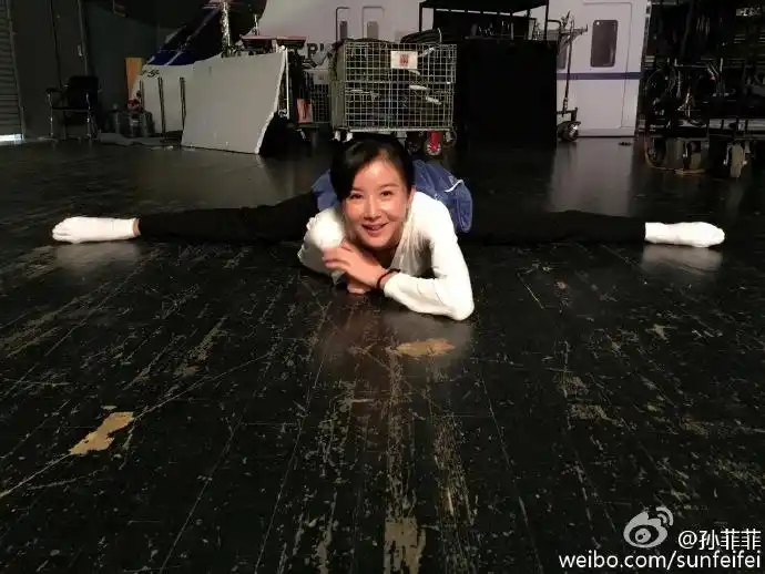 阔太孙菲菲下腰劈叉秀好身段