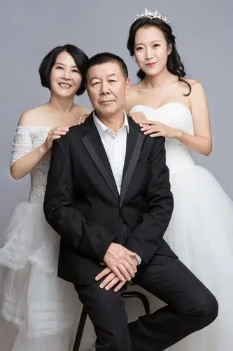 两美女和帅哥哥,一家三口好甜蜜.