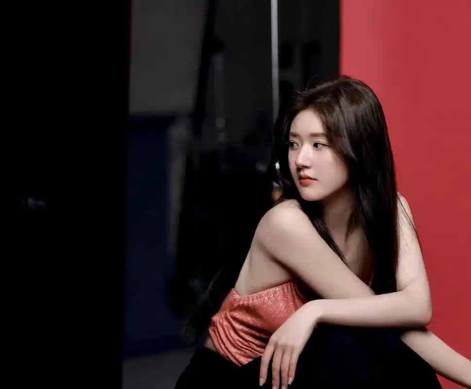 赵露思要走高冷范儿了吗?这造型很不错