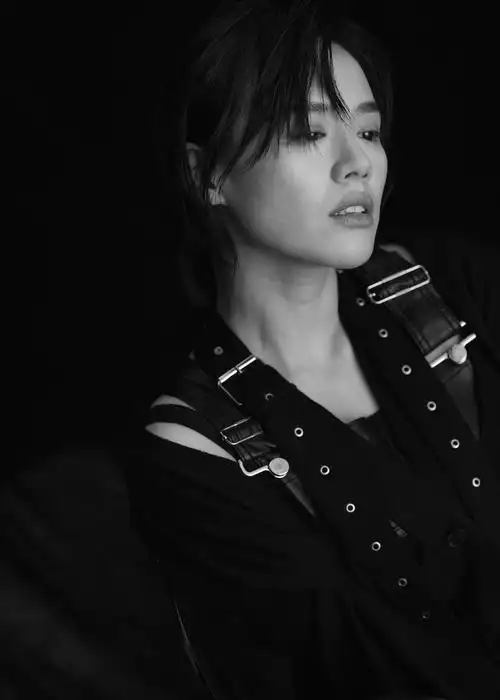 马思纯黑白写真质感十足 慵懒随性魅力尽显