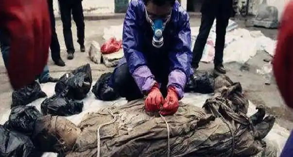 原创江苏发现明代不腐女尸手指戴绿宝石戒指专家褪去衣物绝色佳人