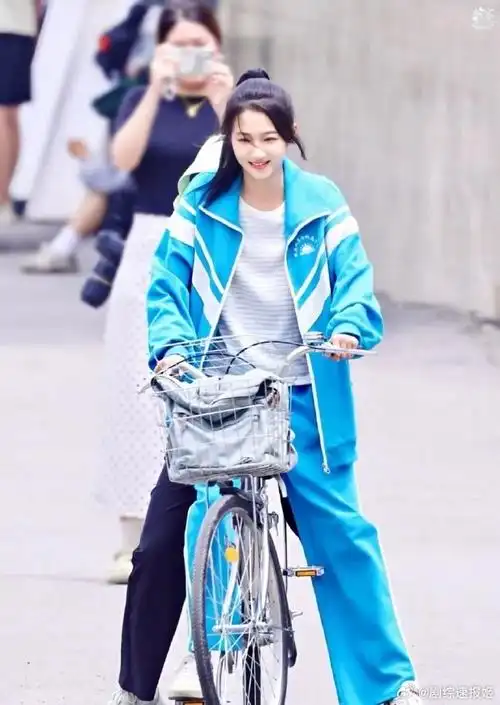 关晓彤校服造型好嫩啊,演高中生真的一点也没有违和感,这张娃娃脸少女