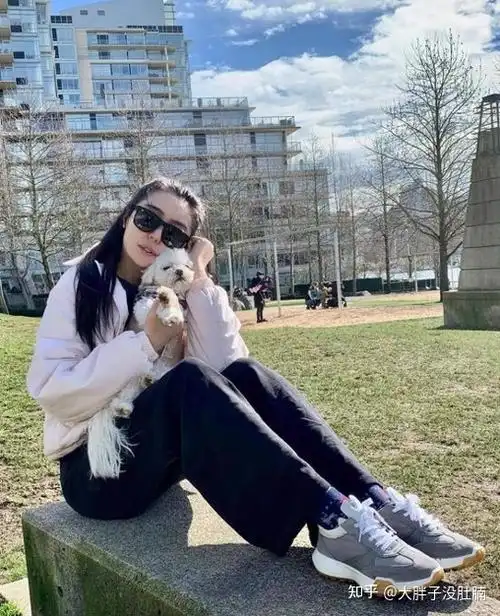 透露在加拿大温哥华的一间超市偶遇王祖贤,照片中王祖贤一个人到该