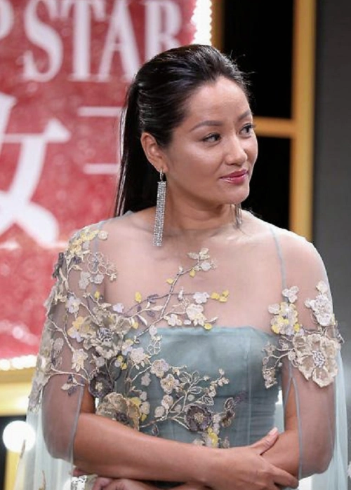 瞿颖近照上身丰腴穿高开叉长裙肉感十足