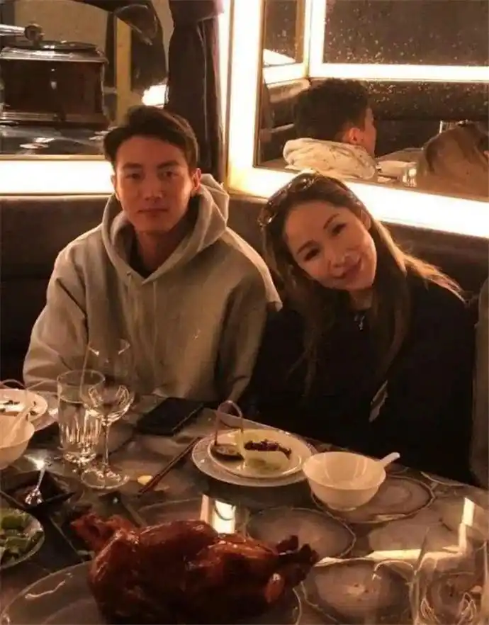 萧亚轩男友黄皓做什么的黄皓资料背景被扒职业曝光