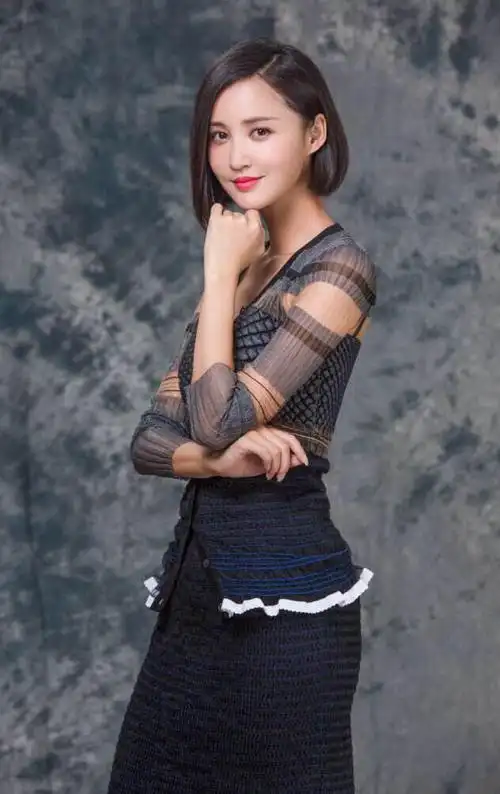 张歆艺在儿子出生之后一直是和儿子同吃同睡,保姆平时也帮忙带哇,偶尔