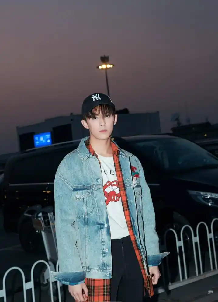 吴磊衬衫叠穿牛仔外套,gucci t恤内搭潮酷十足!