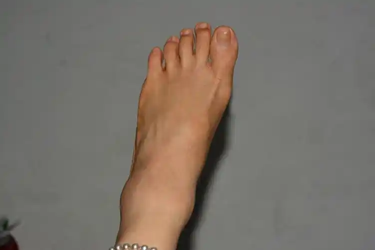 伸出自己刚洗过的脚拍摄绝对诱惑 [20p]