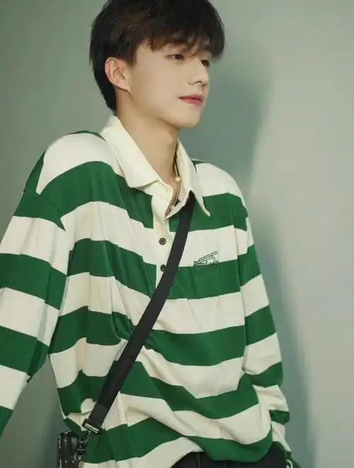 外表斯文的男生,内心都很张扬,特别是穿着条纹上衣的男生,更显小可爱