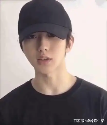 "化妆不如素颜"的男星,蔡徐坤易烊千玺上榜,他胡子拉碴一样帅