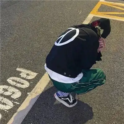 蹲着的街头男生真人头像图片 最新超酷超拽的时尚潮男头像图片集_男生